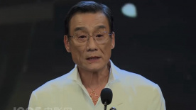美女扒开双腿让男人捅
